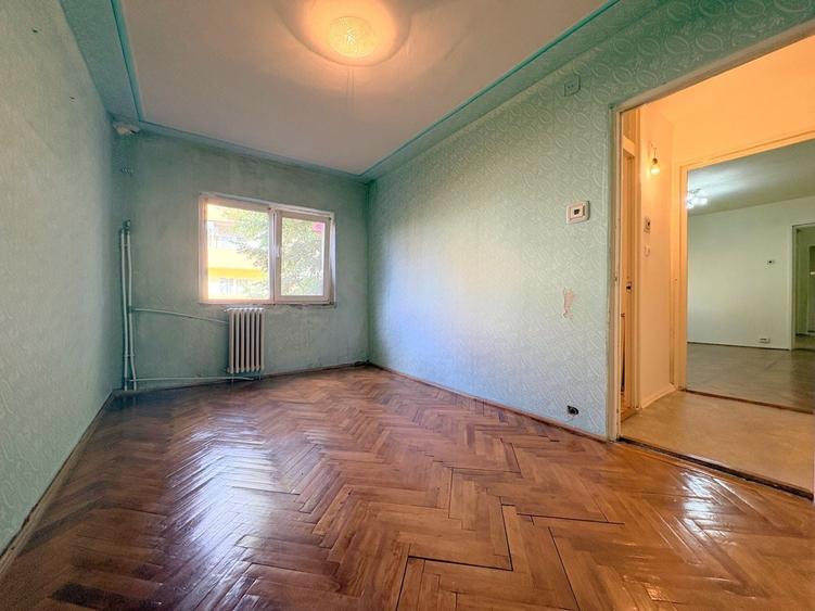 Apartament cu 3 camere semidecomandat în Aradului