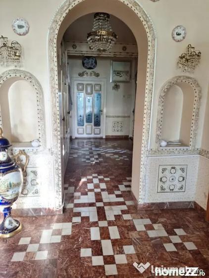 Casă cu 10 camere cu Teren 626 Mp în Central