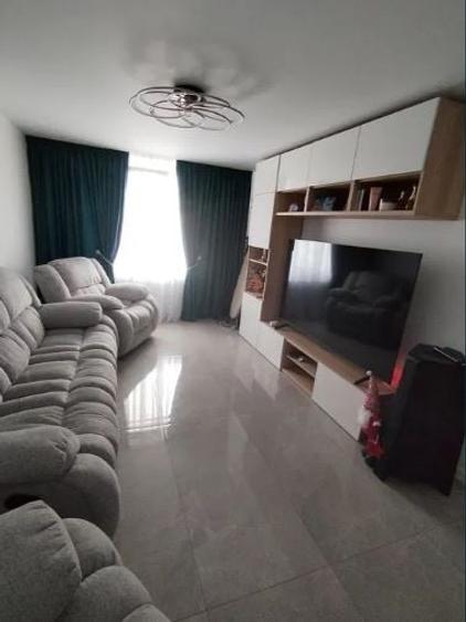 Apartament cu 3 camere decomandat în Titan