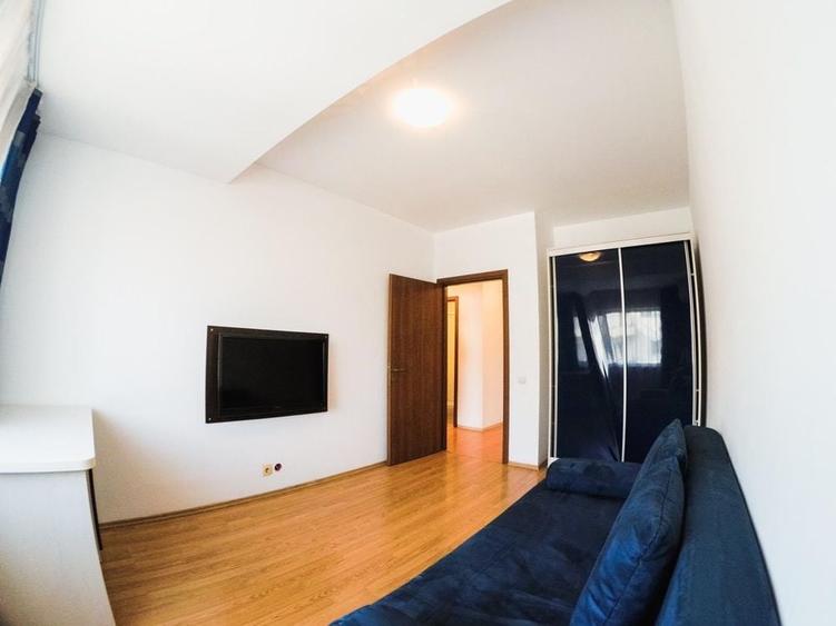 Apartament cu 3 camere decomandat în Roșu