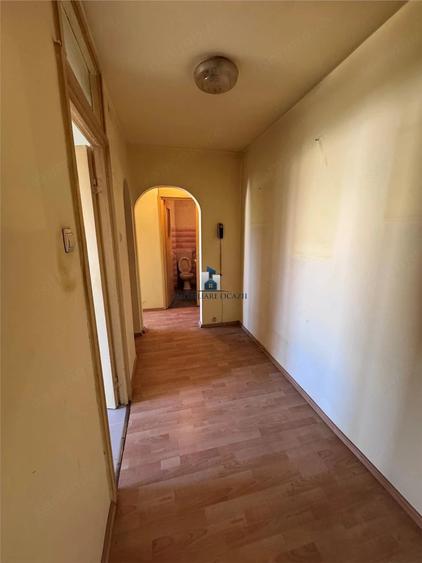 Apartament cu 3 camere semidecomandat în Giurgiului