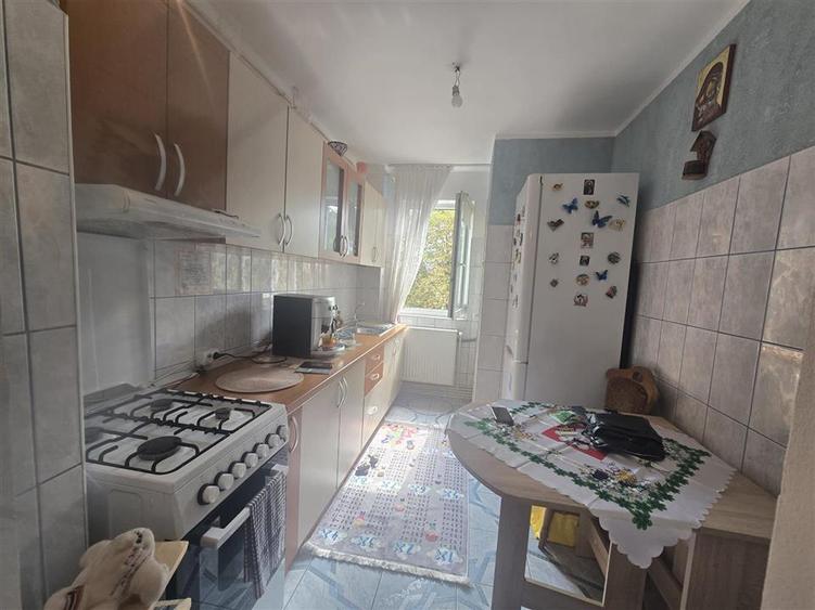 Apartament cu 2 camere semidecomandat, mobilat în Exterior Vest
