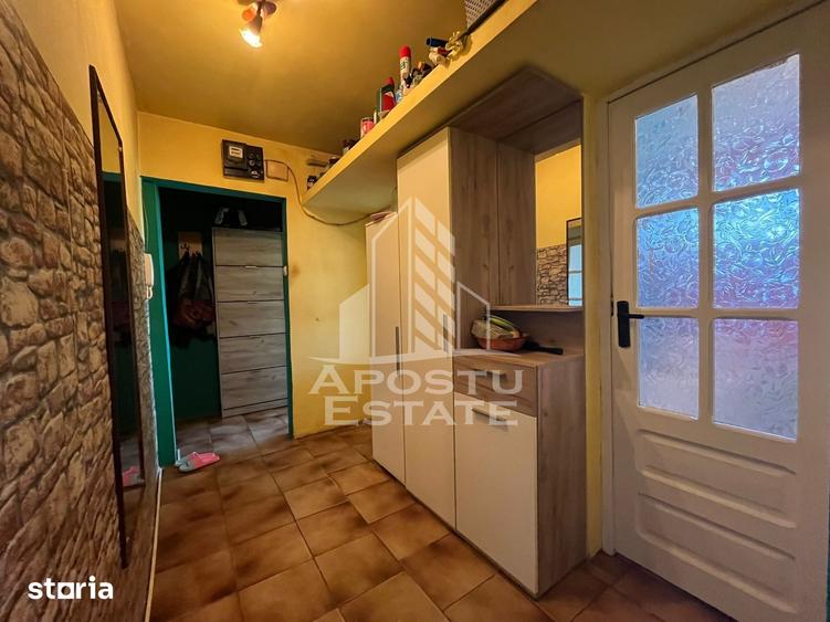 Apartament cu 4 camere semidecomandat în Girocului