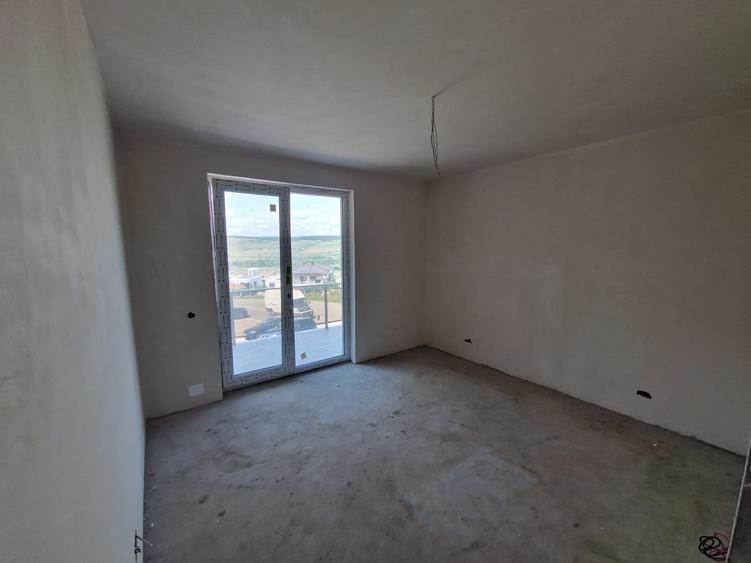 Apartament cu 3 camere semidecomandat în Florești