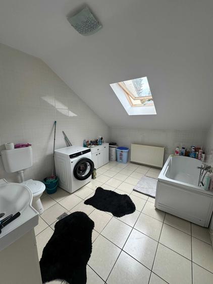 Apartament cu 4 camere semidecomandat, mobilat în Central