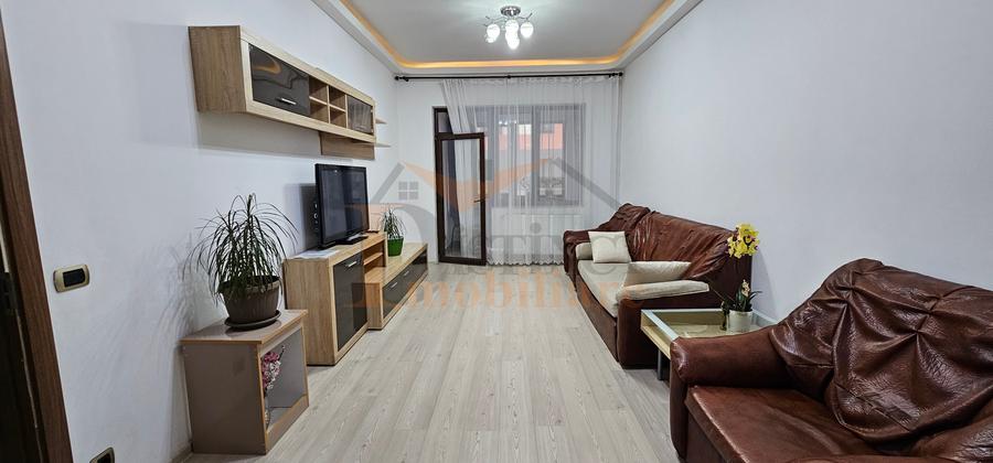 Apartament cu 3 camere decomandat în Tractorul
