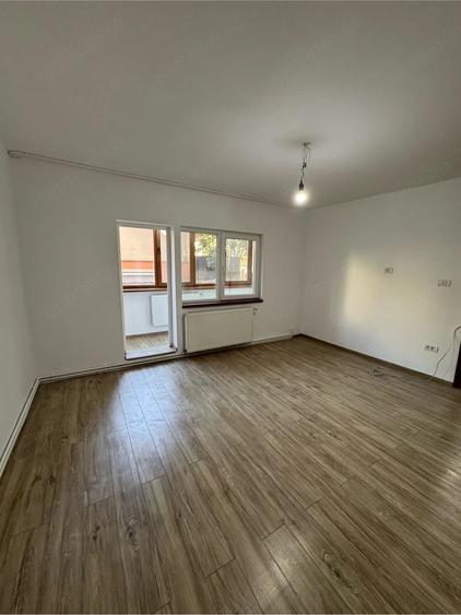Apartament cu 3 camere decomandat în Girocului