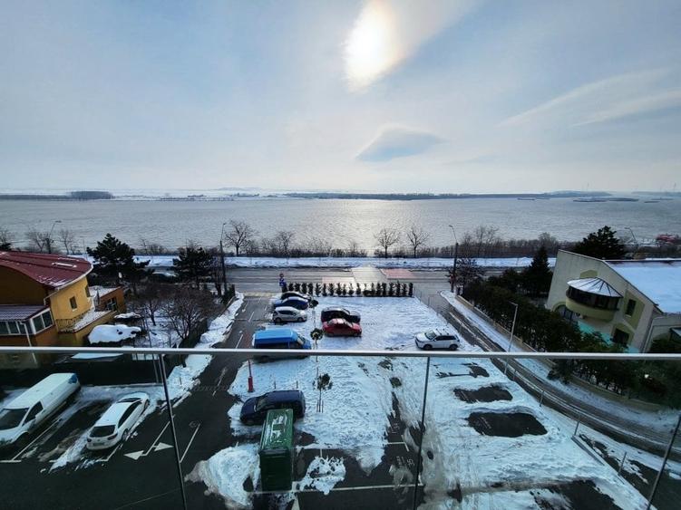 Apartament cu 3 camere decomandat în Faleză