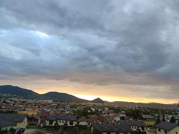 Teren de 800 mp, în Zăvoi