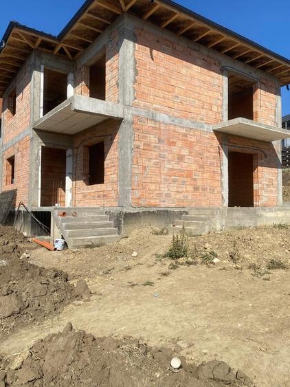 Casă cu 4 camere în Valea Adâncă