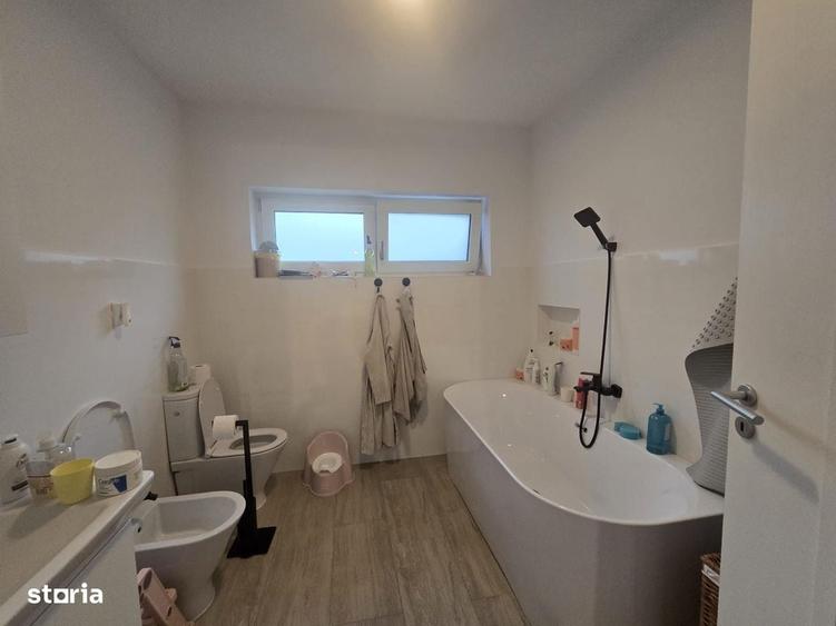 Casă cu 4 camere cu Teren 1239 Mp în Central