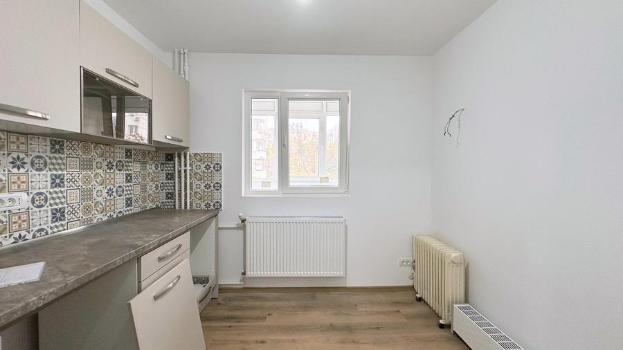 Apartament cu 3 camere semidecomandat în Crângași