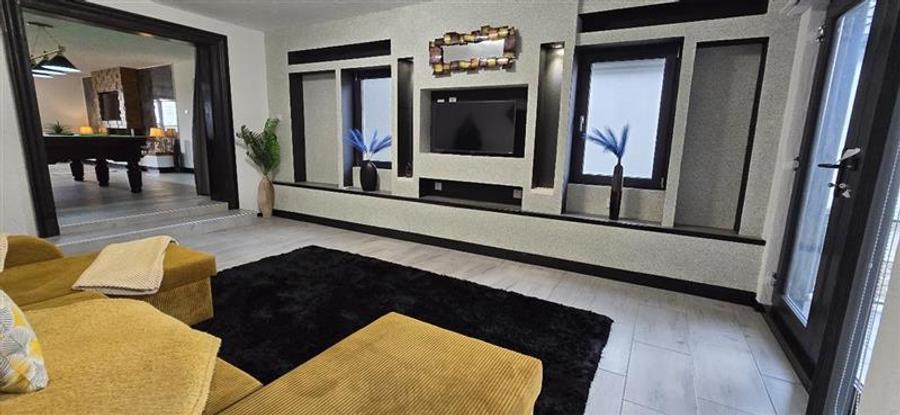Casă individuală cu 8 camere cu Piscina în Poșta Câlnău