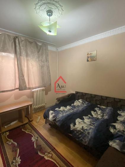 Apartament cu 3 camere semidecomandat, mobilat în Alexandru cel Bun
