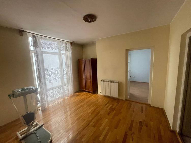 Casă individuală cu 7 camere cu Canalizare în Grigorescu