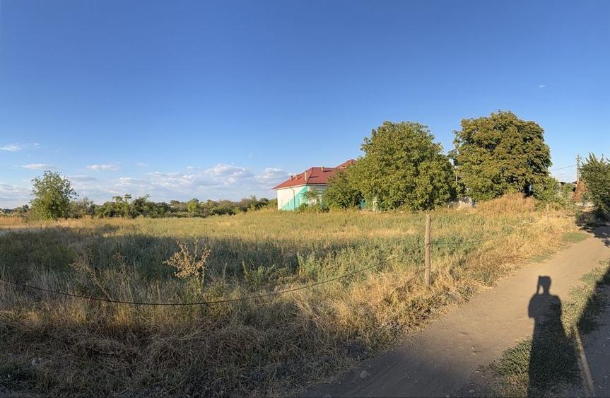 Teren de 5000 mp, în Leu