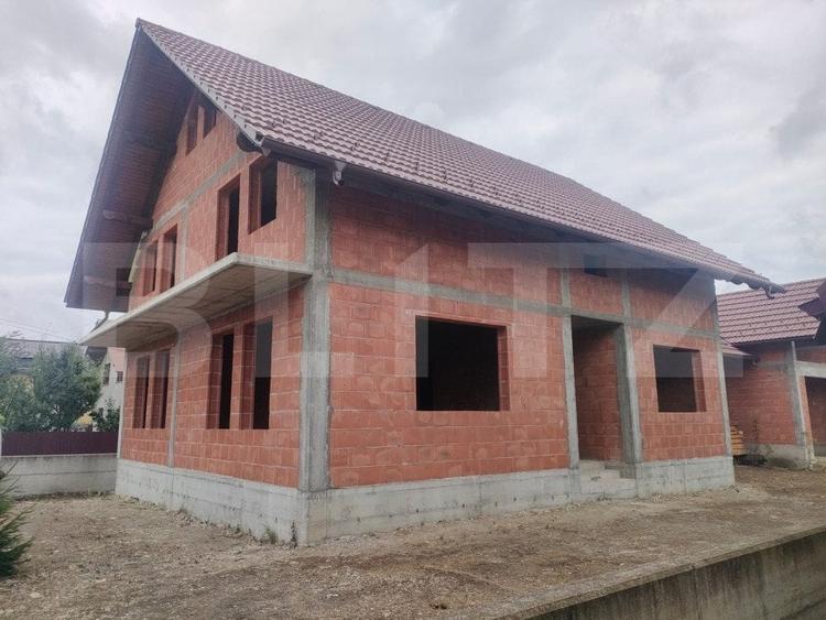Casă individuală cu 8 camere cu Teren 770 Mp în Marginea