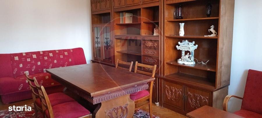Apartament cu 3 camere decomandat în P-ța Spitalului