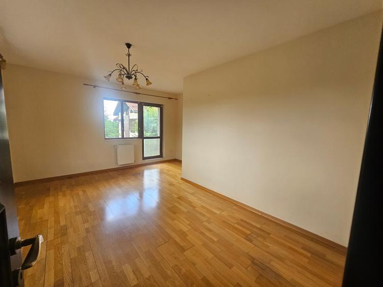 Casă cu 9 camere cu Garaj în Valea Lupului