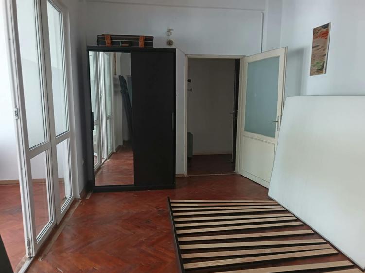 Apartament cu 3 camere semidecomandat, mobilat în Armeneasca