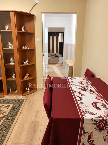 Apartament cu 3 camere semidecomandat, mobilat în Central