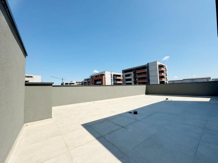 Penthouse cu 3 camere decomandat în Aradului