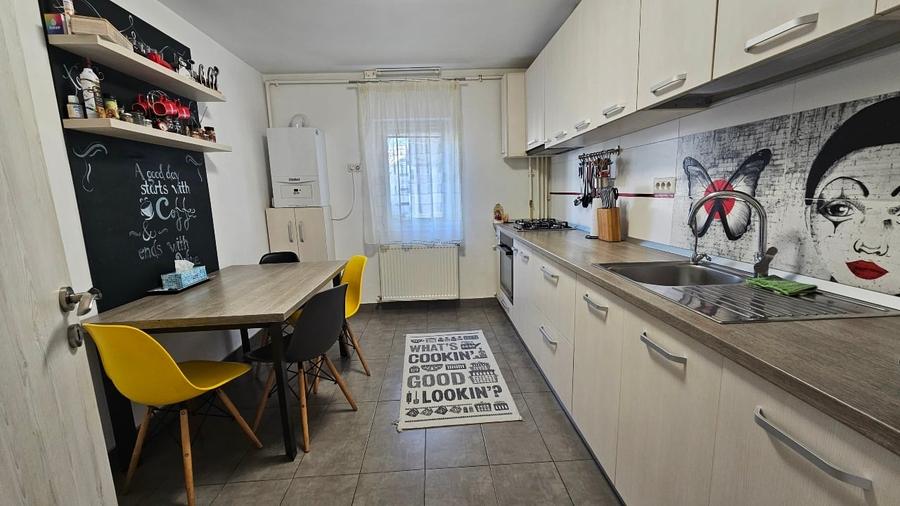Apartament cu 4 camere decomandat, mobilat în Dacia