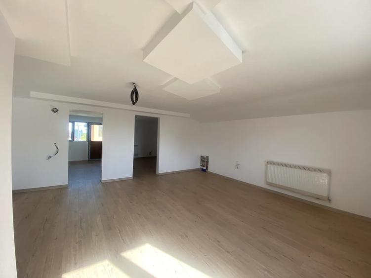 Casă cu 5 camere decomandat cu Teren 300 Mp în Valu lui Traian