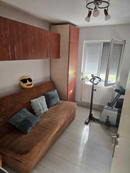 Apartament cu 3 camere semidecomandat, mobilat în Favorit