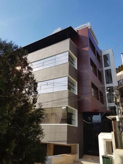 Apartament cu 21 camere decomandat în Herăstrău