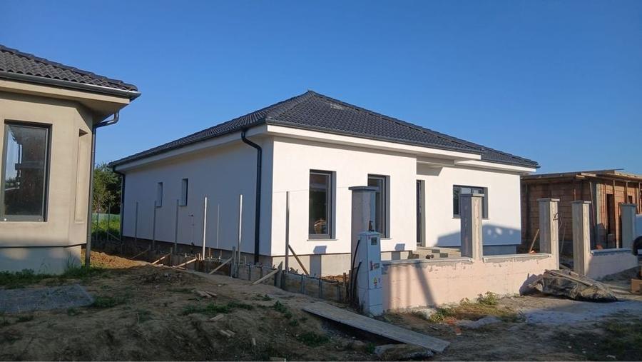 Casă cu 3 camere în Solidarității