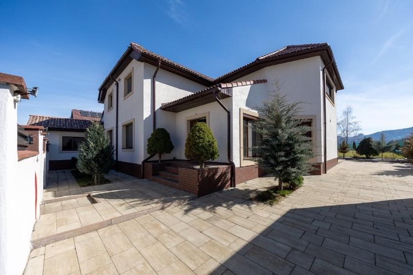 Casă individuală cu 6 camere cu Garaj în Tărlungeni