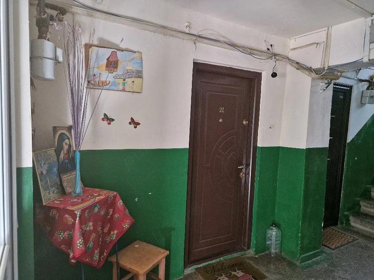 Apartament cu 3 camere semidecomandat în Ivănești