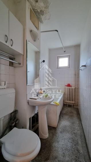 Apartament cu 3 camere semidecomandat, mobilat în Dacia