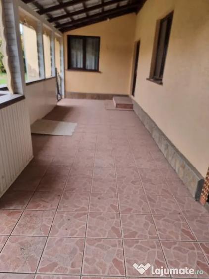 Casă cu 4 camere cu Teren 1724 Mp în Iaslovăț