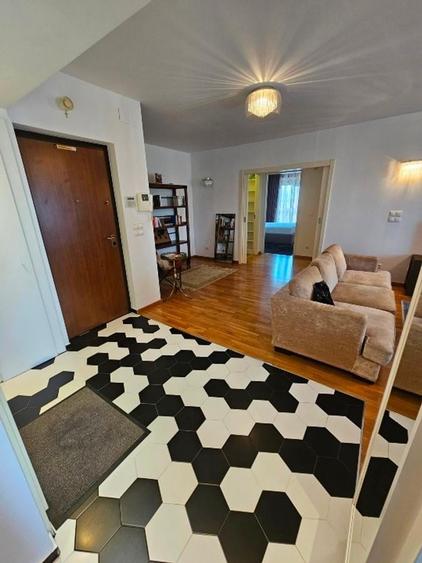 Apartament cu 3 camere semidecomandat în Băneasa