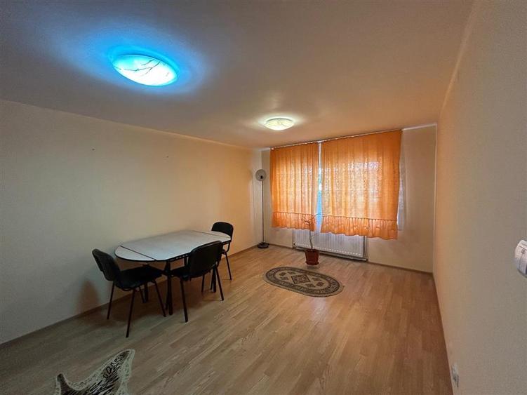 Apartament cu 3 camere decomandat, mobilat în Brăilei