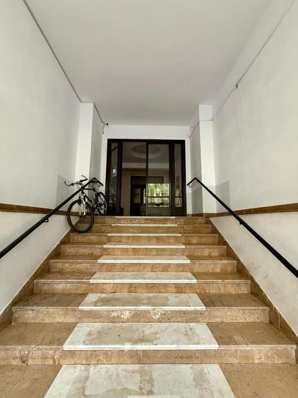 Apartament cu 3 camere semidecomandat în Cișmigiu