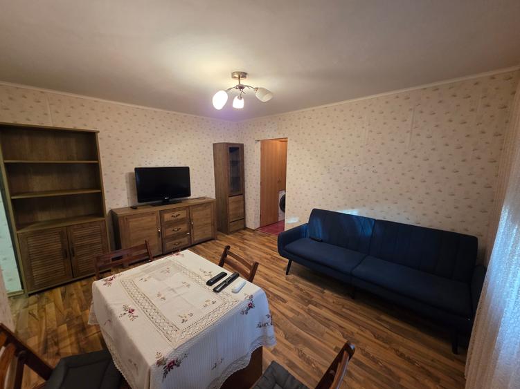 Apartament cu 3 camere semidecomandat în Giurgiului