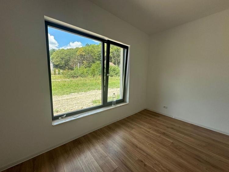 Casă cu 3 camere cu Teren 350 Mp în Uiasca