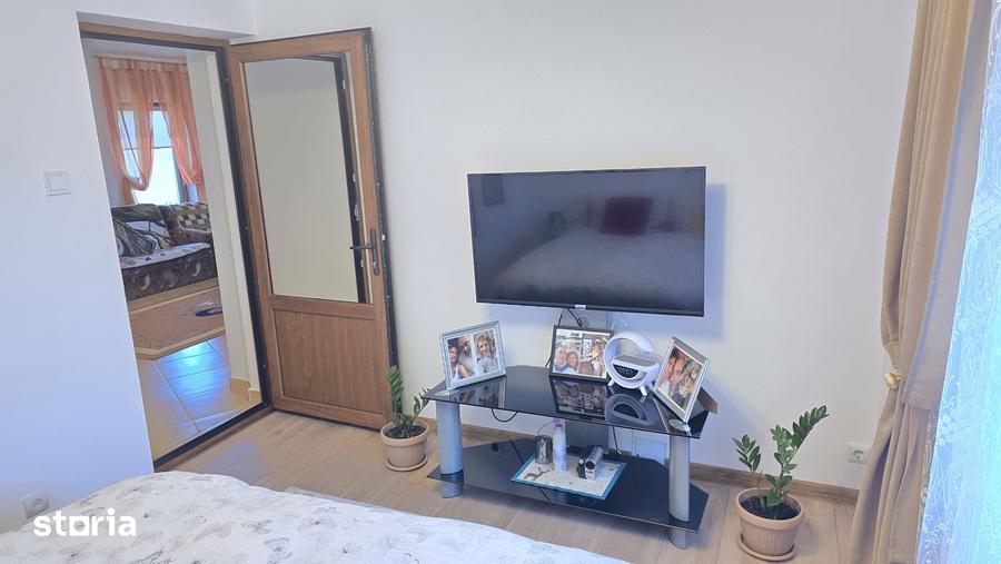 Casă cu 5 camere cu Teren 1054 Mp în Zăvoi