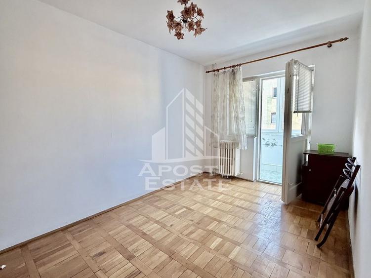 Apartament cu 3 camere decomandat, mobilat în Central