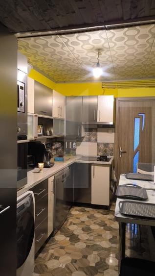Casă individuală cu 7 camere cu Canalizare în Bălcescu