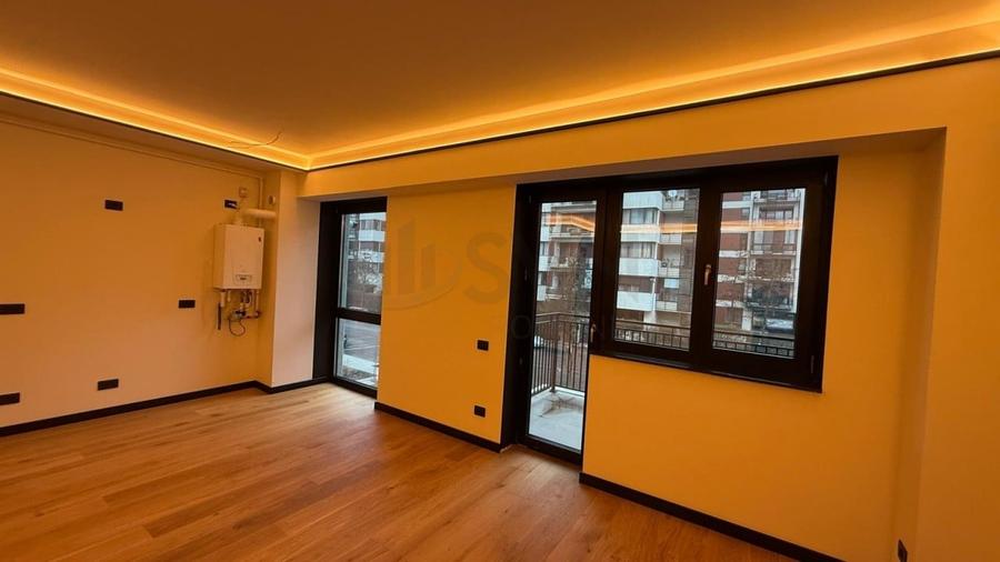 Apartament cu 4 camere semidecomandat în Pipera