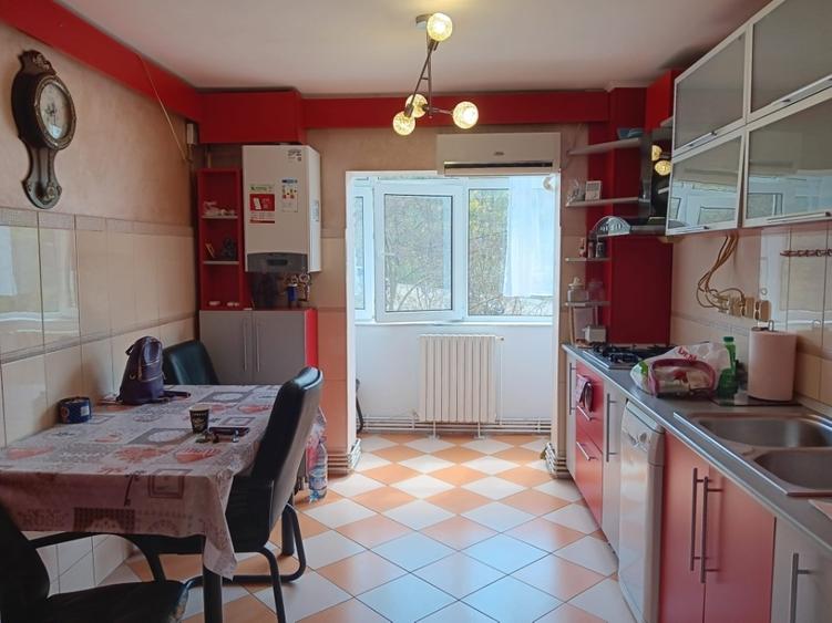 Apartament cu 3 camere decomandat, mobilat în Frumoasa