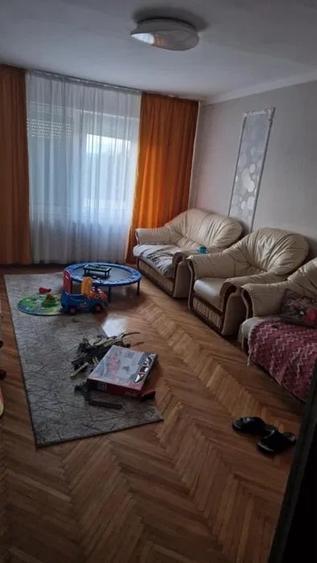 Apartament cu 4 camere decomandat în Sângeorgiu de Mureș