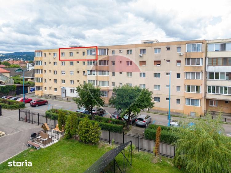 Apartament cu 3 camere decomandat în Tractorul