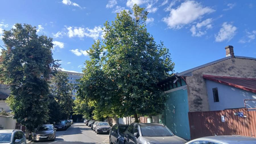 Apartament cu 3 camere semidecomandat în Moșilor