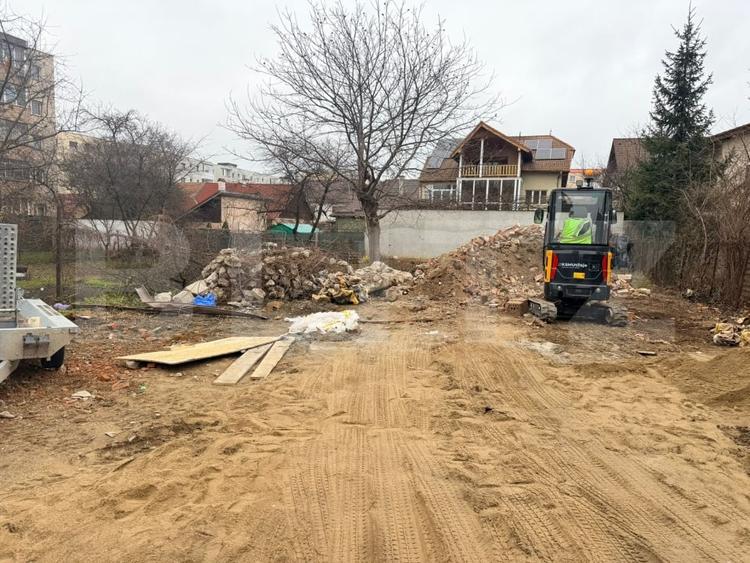 Teren Construcții intravilan de 350 mp, în Tractorul