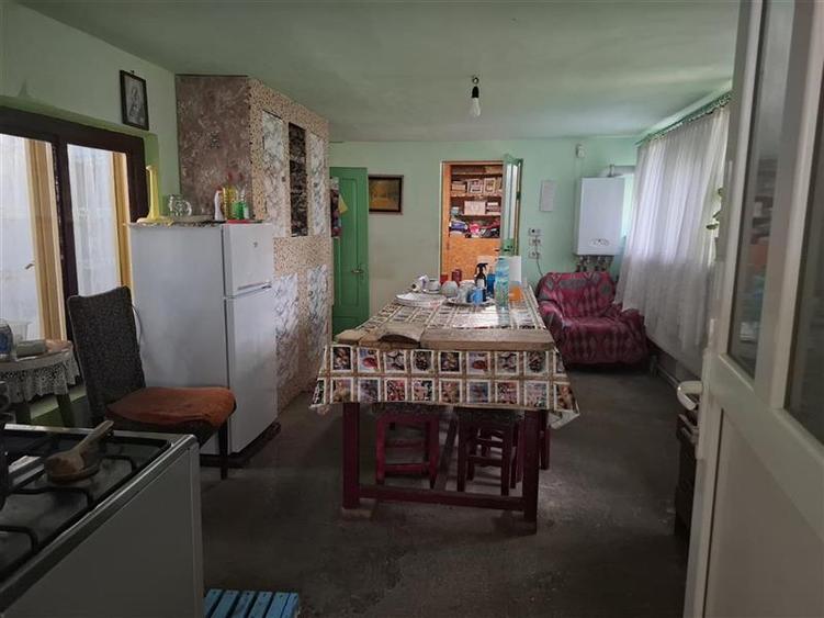 Casă individuală cu 3 camere cu Canalizare în Central